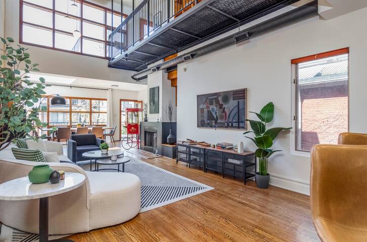 SOHO Warehouse Style Loft in Annex/Bloor St gallery image 2