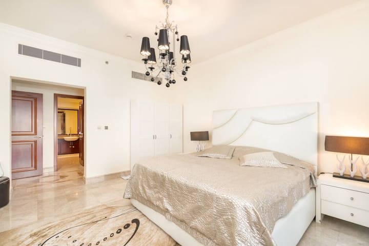 Velika glavna spavaća soba sa spojenom kupaonicom.