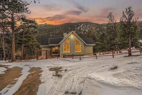 Pines & Peaks Cabin | 10 min to RMNP | Hot tub
