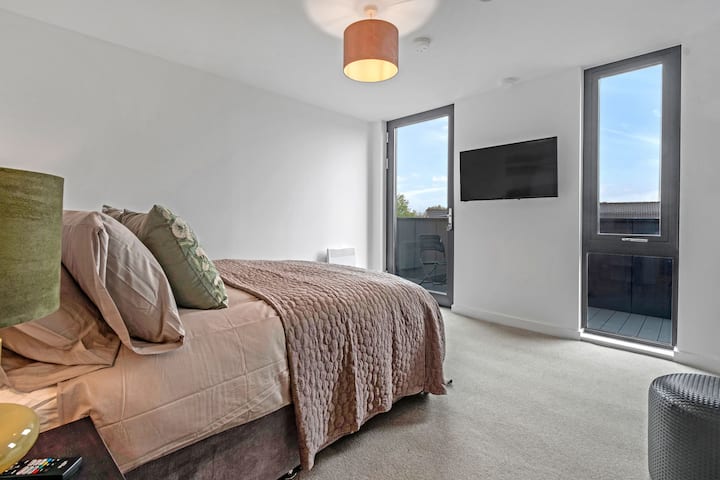 חדר שינה זוגי עם גישה למרפסת