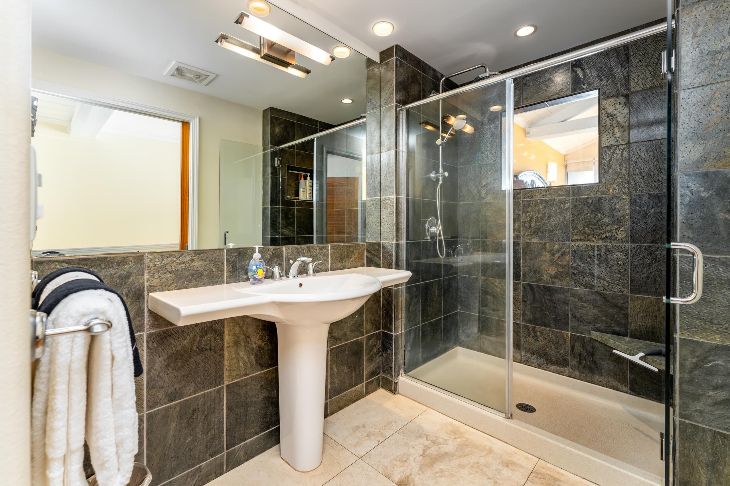 Condo in Wailuku · ★5.0 · 2 bedrooms · 3 beds · 2 baths - Image 23