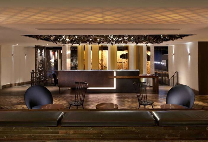 4 Vibrant Stays Close to Newbury Street – 2 Min gallery image 3