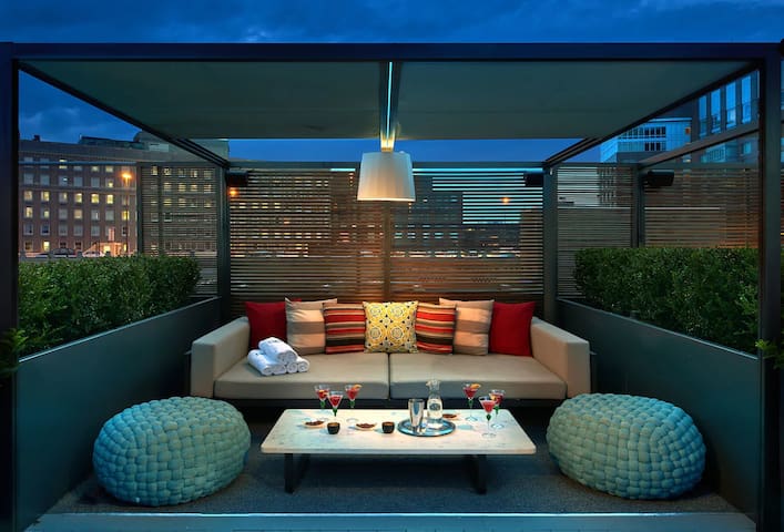 4 Vibrant Stays Close to Newbury Street – 2 Min