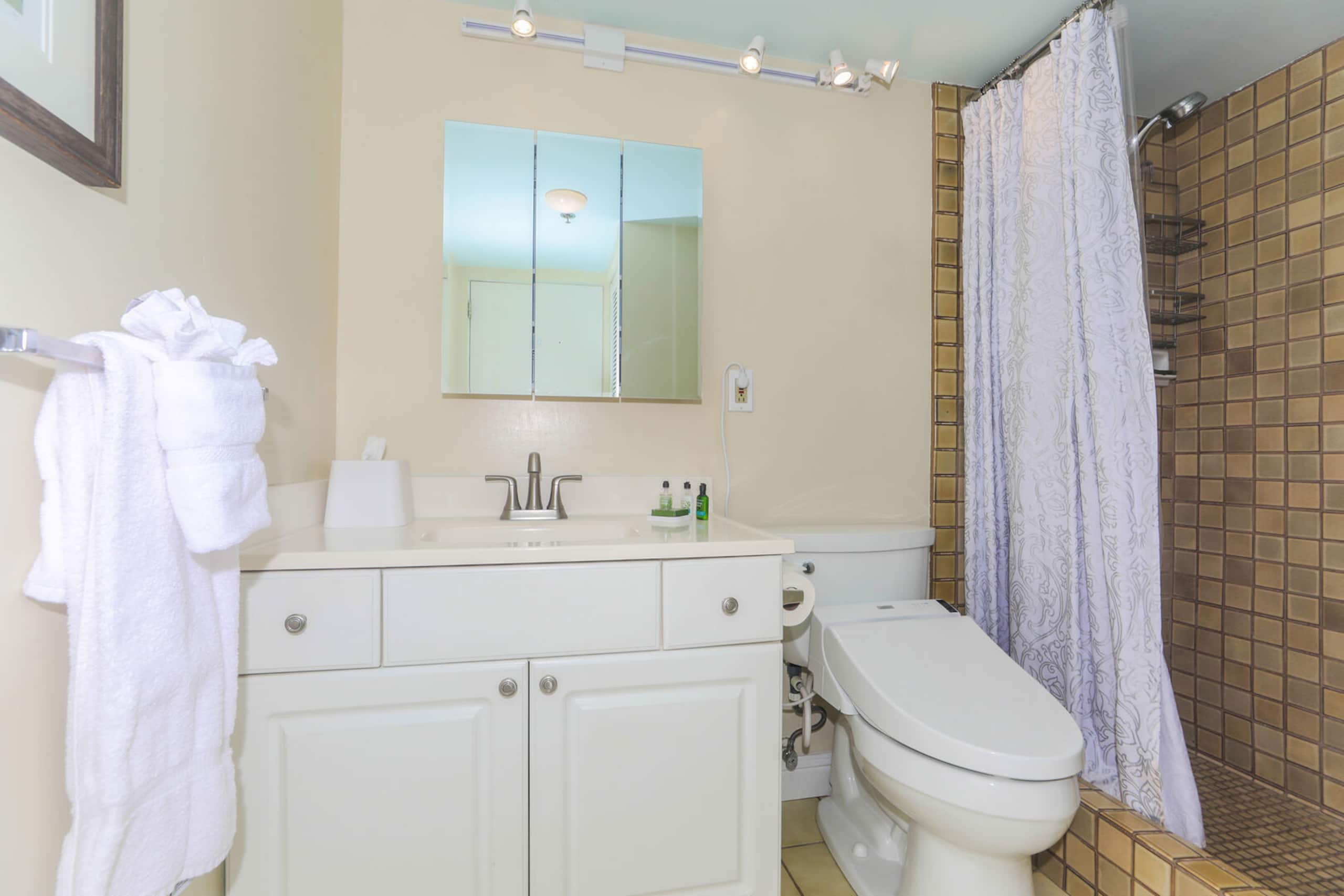 Condo in Honolulu · ★4.83 · 1 bedroom · 3 beds · 1 bath - Image 13