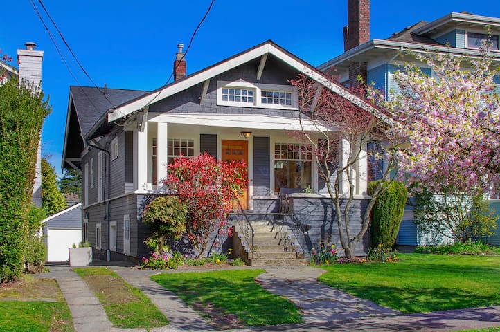 Hilltop Gem | 3B | Central QA | Walk to Kerry Park