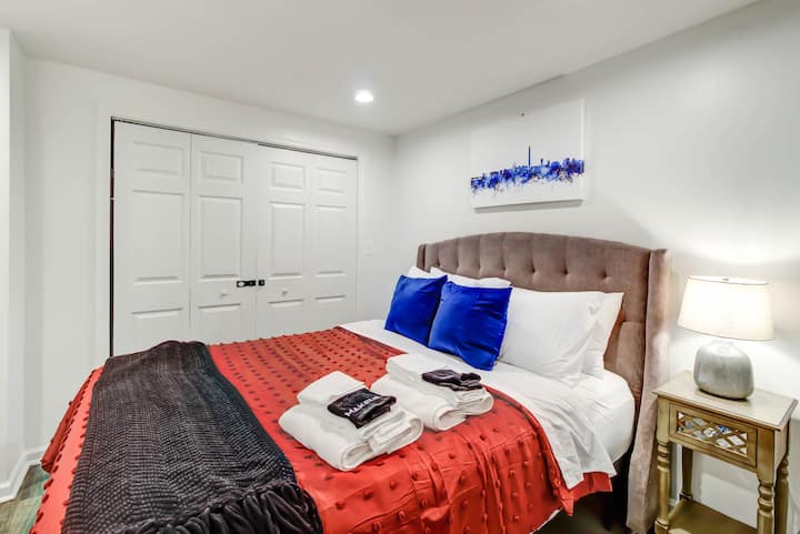 **Cozy Bedroom Retreat in NOMA, DC**  Ontspan in deze comfortabele en stijlvolle slaapkamer met een zacht bed met levendig rood beddengoed en elegante blauwe kussens. Compleet met modern meubilair en een bureau, biedt deze serene ruimte de perfecte blen