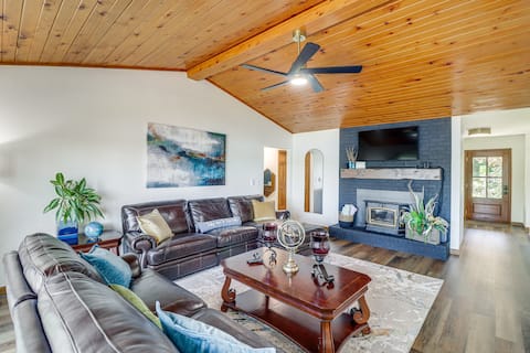 Tranquil Lakefront Greers Ferry Escape w/ Fire Pit