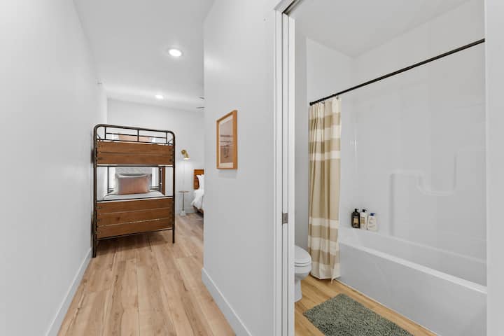 La chambre 3 dispose d'une salle de bain attenante et de lits superposés !