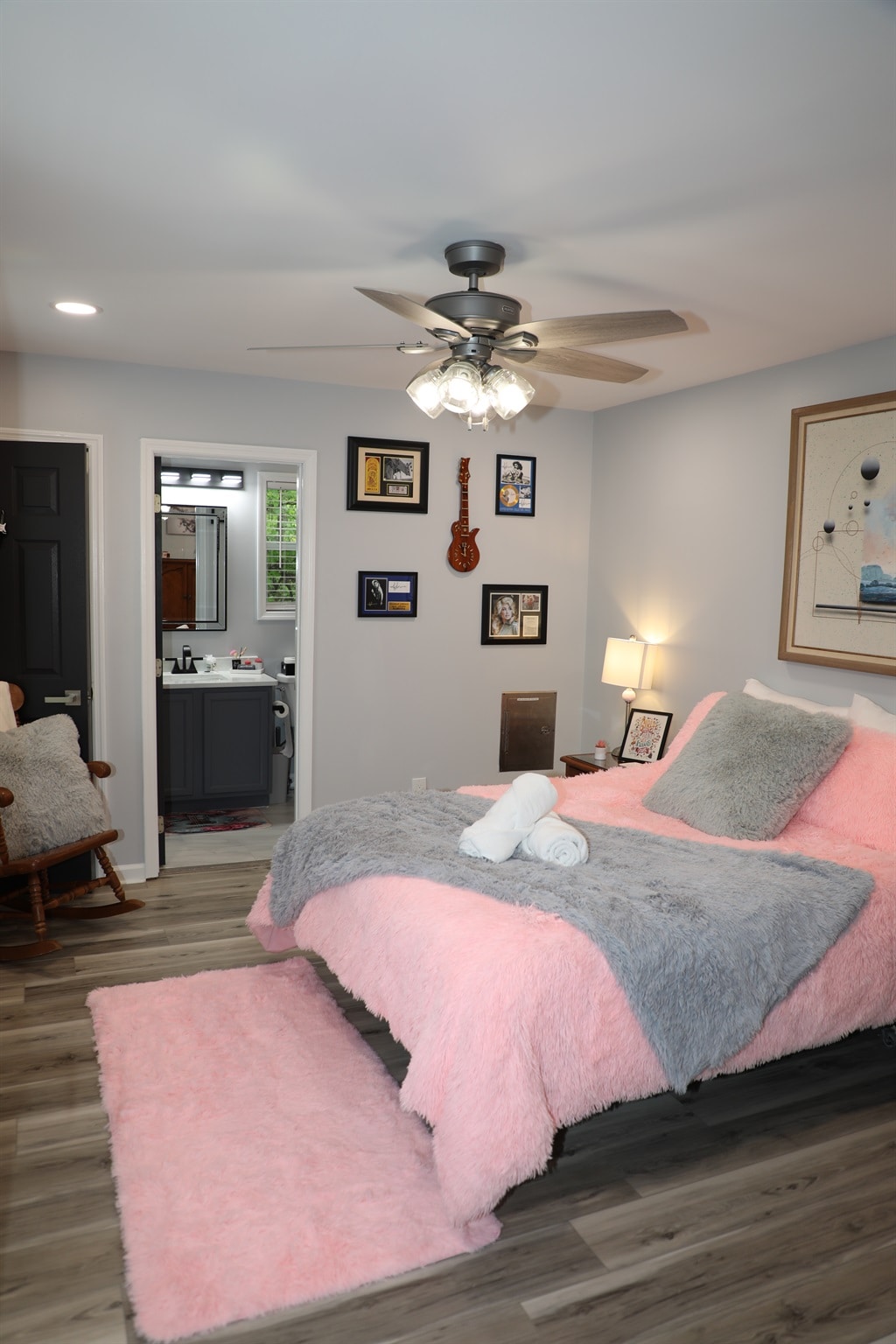 Спалня 3 с двойно легло и самостоятелна баня