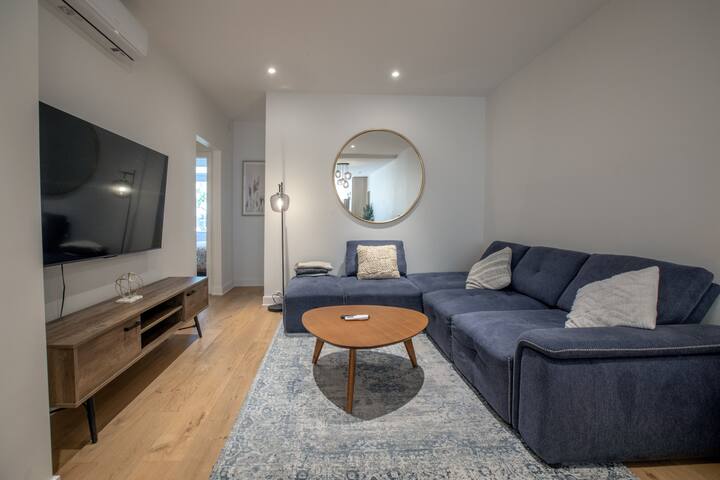 Elegant 4BR/2BA Penthouse – Stylish & Spacious gallery image 2