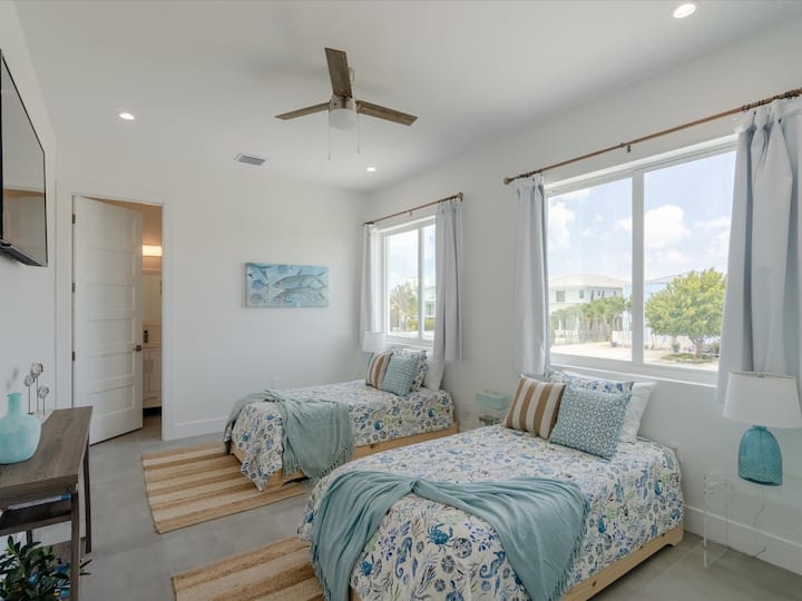 2nd level bedroom 4 with 2 twin beds.