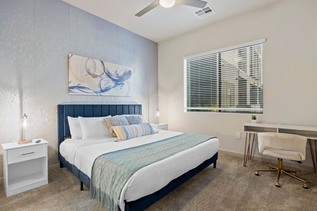 Oddýchnite si v tejto spálni s pohodlnou posteľou, pracovným priestorom a stropným ventilátorom.