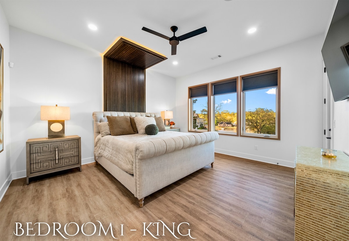 Დიდი საძინებლის ნეტარება: პლუშის კომფორტი აკმაყოფილებს მშვიდი ტბის ხედებს საოცნებო ღამეებისთვის