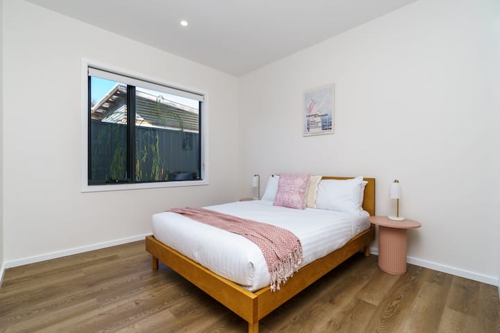 Disfruta de la comodidad y la modernidad en este acogedor dormitorio, completo con una cómoda cama tamaño queen, lo que garantiza un sueño reparador. Disfruta de las vistas serenas a través de la gran ventana.