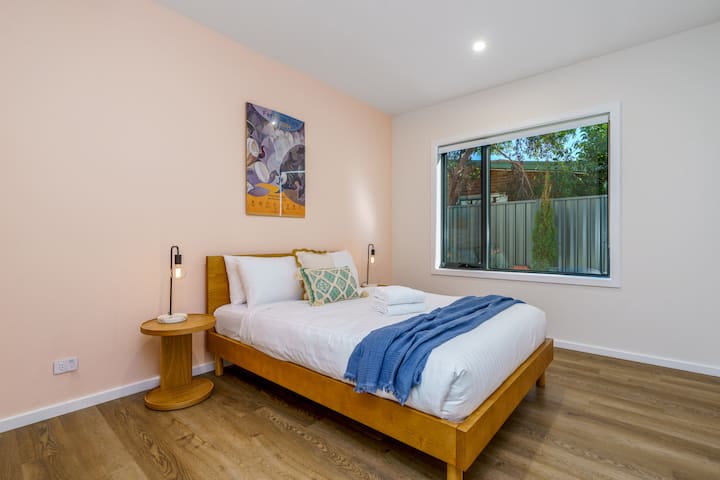 Entra en la serenidad con este dormitorio luminoso y acogedor, que cuenta con una lujosa cama tamaño queen, una decoración elegante y amplias ventanas que enmarcan pintorescas vistas al jardín.