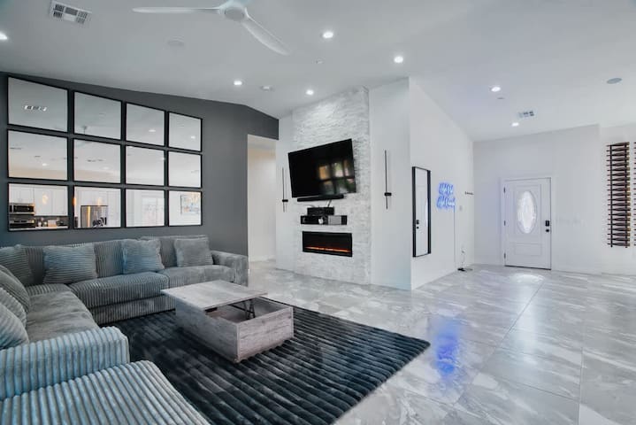 Oasis CLOSE 2 STRIP! Private Hot tub & Heated Pool gallery image 2