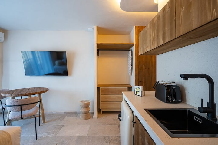 Luxury Parking Free & Netflix Apt - Minorque