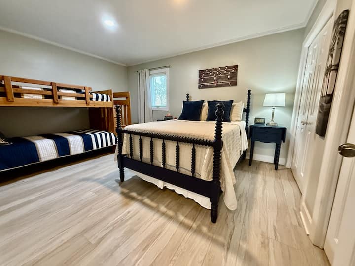 Izba 3 - posteľ v plnej veľkosti a poschodová posteľ s oddelenými posteľami