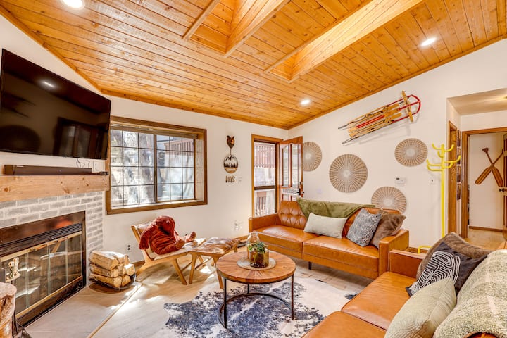 8 Mi To Big Bear Lake: Cabin W/ Deck & Fireplace - Big Bear Lake