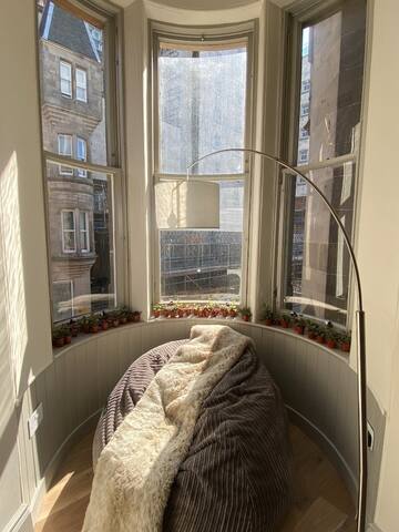 Luxury Three Dbl Beds In Amazing Old Town Location gallery image 2