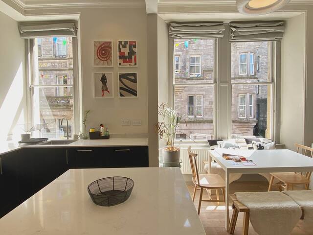 Luxury Three Dbl Beds In Amazing Old Town Location gallery image 4