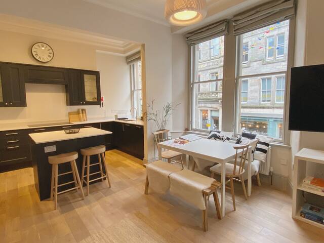 Luxury Three Dbl Beds In Amazing Old Town Location gallery image 3