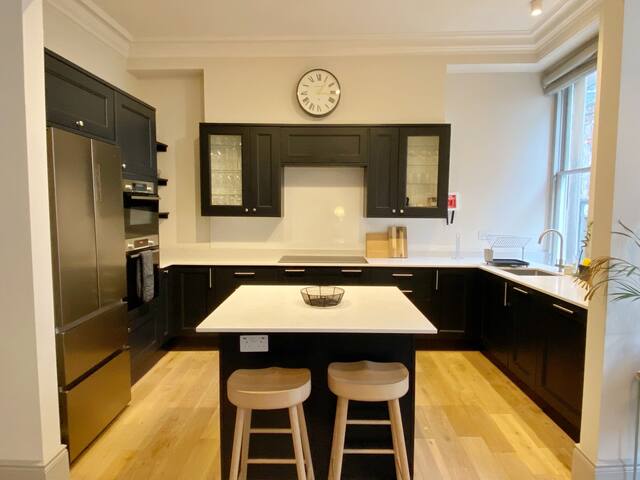 Luxury Three Dbl Beds In Amazing Old Town Location gallery image 5