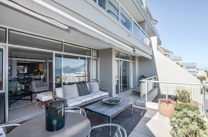 Stylish Apartment with Ocean Views – Dolphin Beach gallery image 4