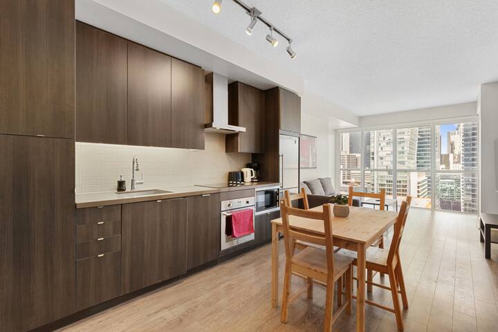 * *2bedroomCN Tower WATER VIEWS* gallery image 2