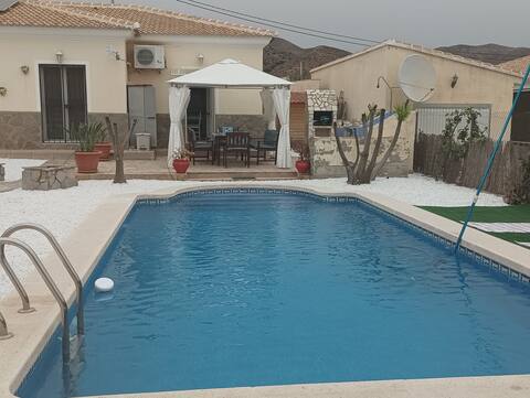 Family Villa for 6 with a pool, A/C, Wi-Fi, and parking