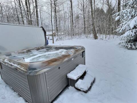Bearities - 2 homes, sleeps 28, hot tubs, grills!