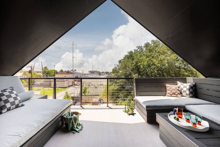 Chic NOLA Home | Heated Pool & Spa gallery image 4