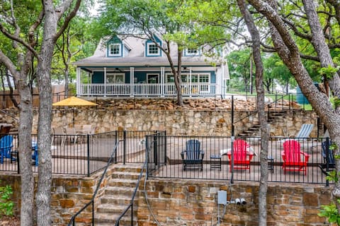 waterfront, multi level gated deck + Kayaks!