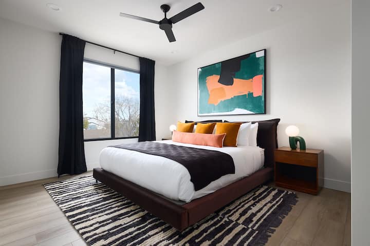 (segundo piso) Quinto dormitorio con camas tamaño king, decoración de diseño y espacio en el armario.