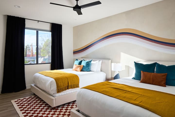 (Segundo piso) Tercer dormitorio con 2 camas tamaño queen, decoración de diseño y baño privado.