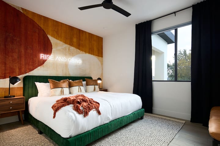 (Segundo piso) Segundo dormitorio con cama tamaño king, decoración de diseño y baño privado.