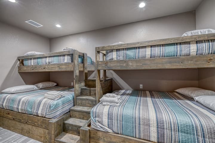 Bunkroom - Twin on queen, sleeps 6