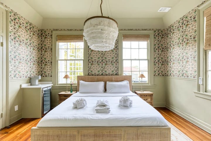 The Ashley - Room 5 | Veranda Suite - Charleston, SC
