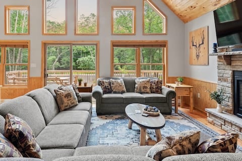 Bluejay Getaway by AvantStay | 7BDR, Walk to Lake!