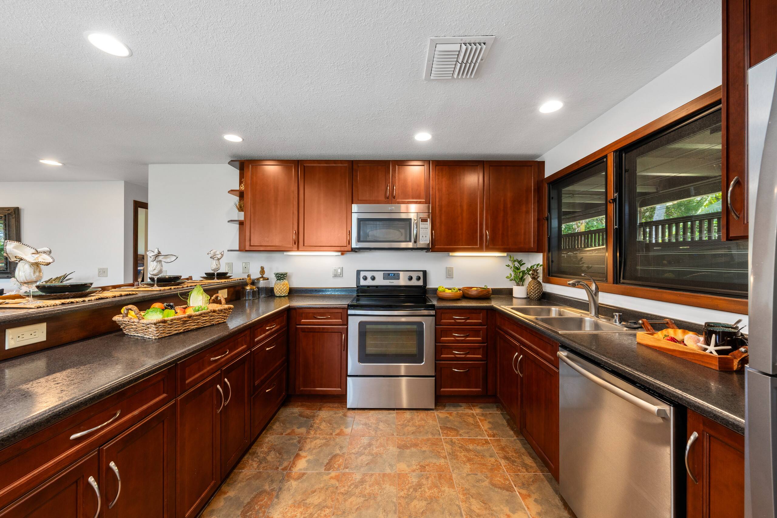 Condo in Lahaina · ★4.85 · 3 bedrooms · 4 beds · 2 baths - Image 9