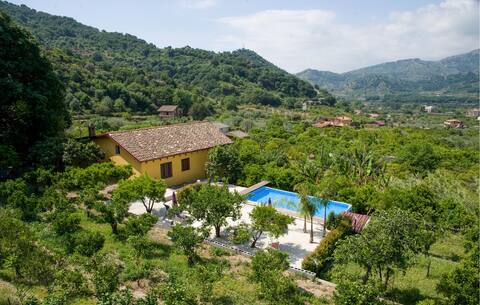 Cozy home in Gaggi with jacuzzi