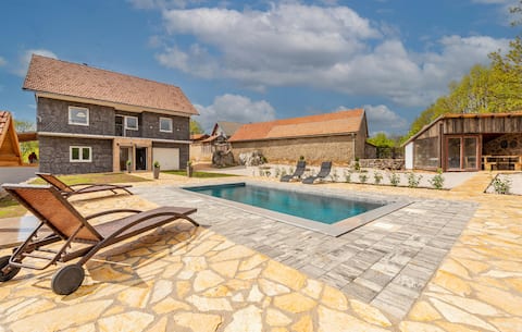 Lovely home in Gracac with outdoor swimming pool