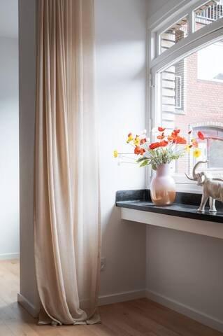 Queens Courtyard 2BR XL by Daniel&Jacob’s gallery image 4