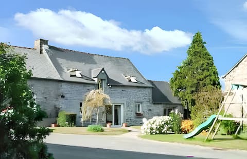 Charming House in Le Mené, piano & garden