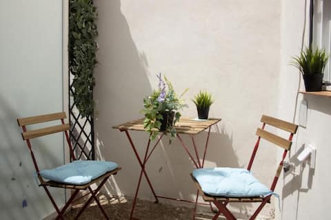Anuncio de Airbnb popular: Apartment + bedroom Malaga. Paseo Tilos 54 A3 en La Princesa