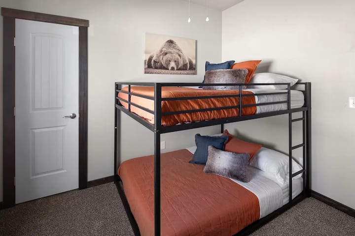 Საძინებელი 2 - სრული ორსართულიანი საწოლები. 
Კომფორტულად სძინავს 2 ზრდასრულს ქვედა ნაწილში, ხოლო 1 პატარა ზრდასრულს - ზემოდან ან 2 ბავშვს.