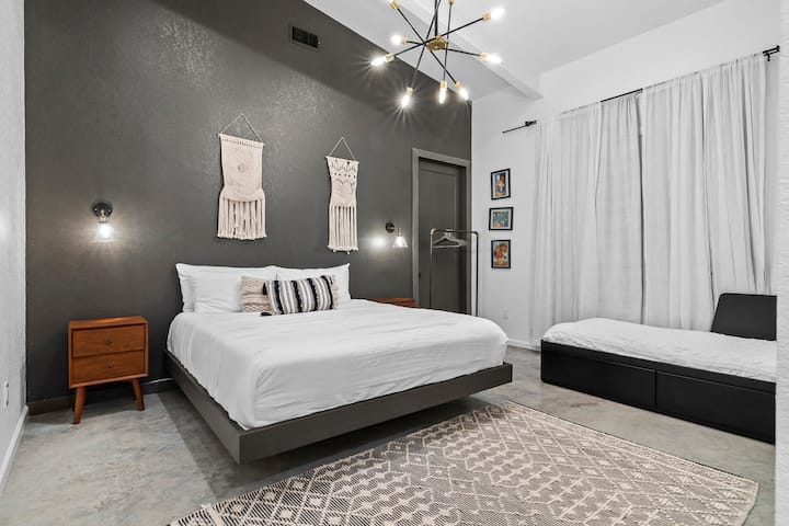 חדר שינה ראשי - מיטת קינג אנד טווין