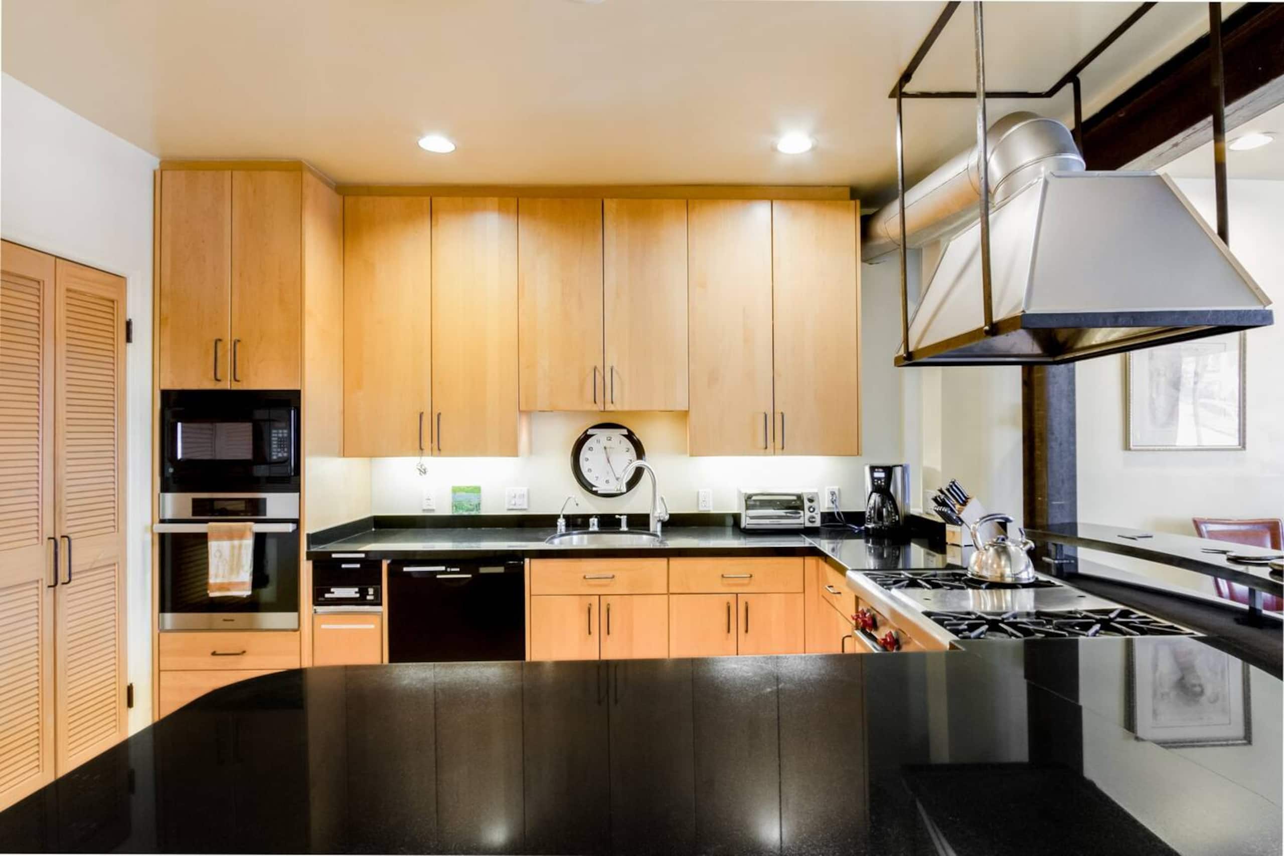 Home in San Francisco · ★4.88 · 2 bedrooms · 2 beds · 2 baths - Image 4