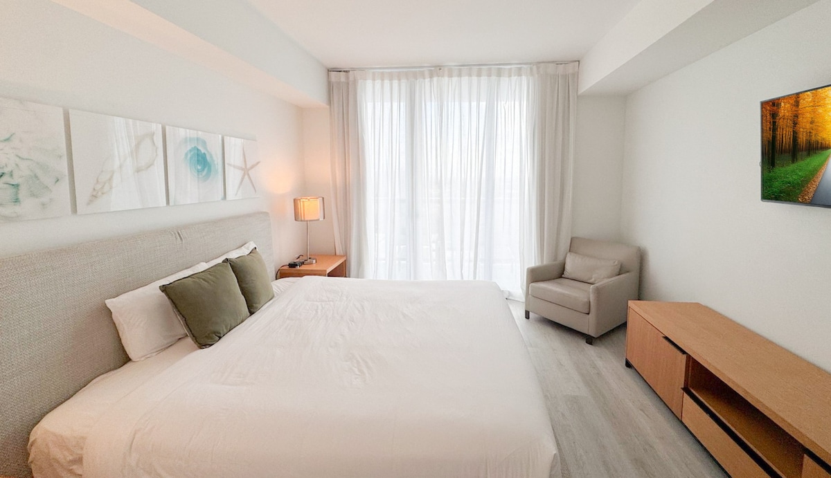 Amplio dormitorio con cama grande y mucha luz natural.