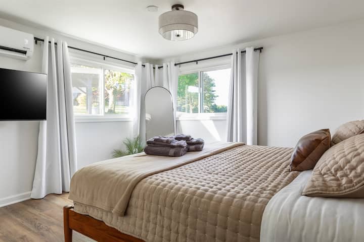 Dhoma e 2-të e gjumit me krevat dhe dyshek Helix me madhësi West Elm King, me një televizor inteligjent 43"(dhoma e gjumit #2)